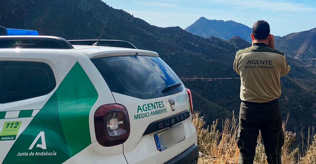 Vehículo y agente medioambiental de Andalucía en un entorno de montaña